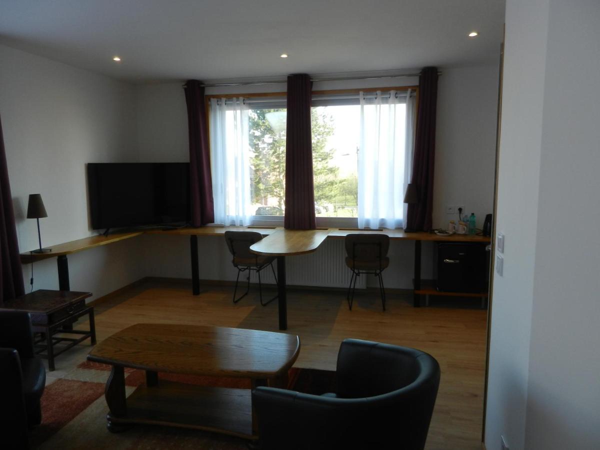 Hotel Les Charmilles De Mormal Landrecies Экстерьер фото